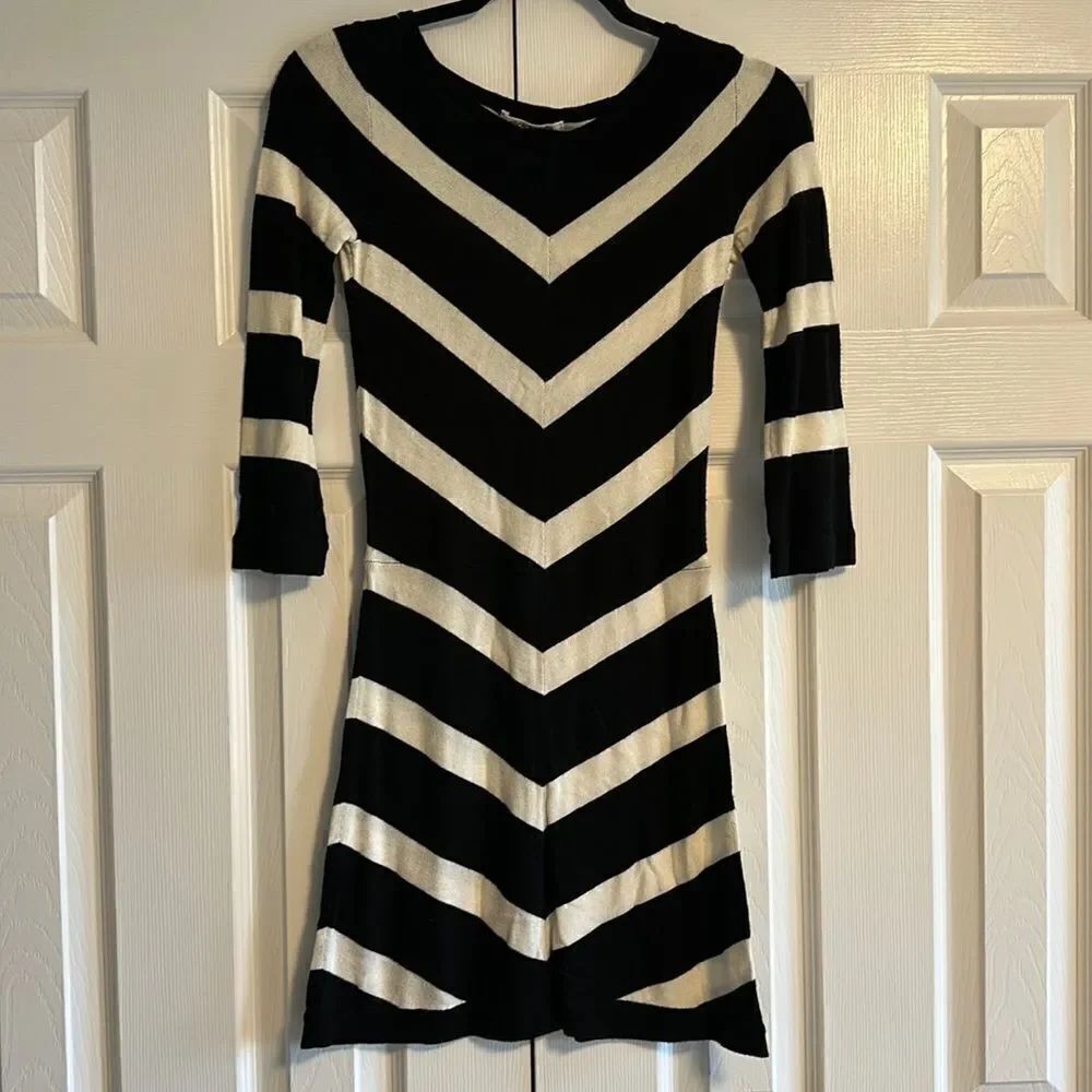 Alice & Olivia Women’s Black & White V Striped Sweater Festive Season Dress XS